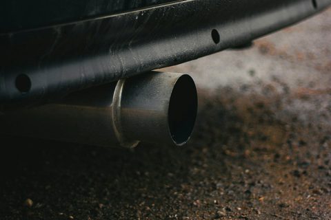 Sortie d'échappement sous le pare-chocs arrière d'une auto